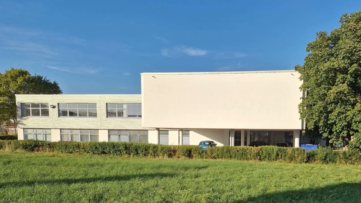 Das Gemeindehaus am Grünen Weg 60 in Reutlingen-Sondelfingen, im Sommer von der Wiese aus